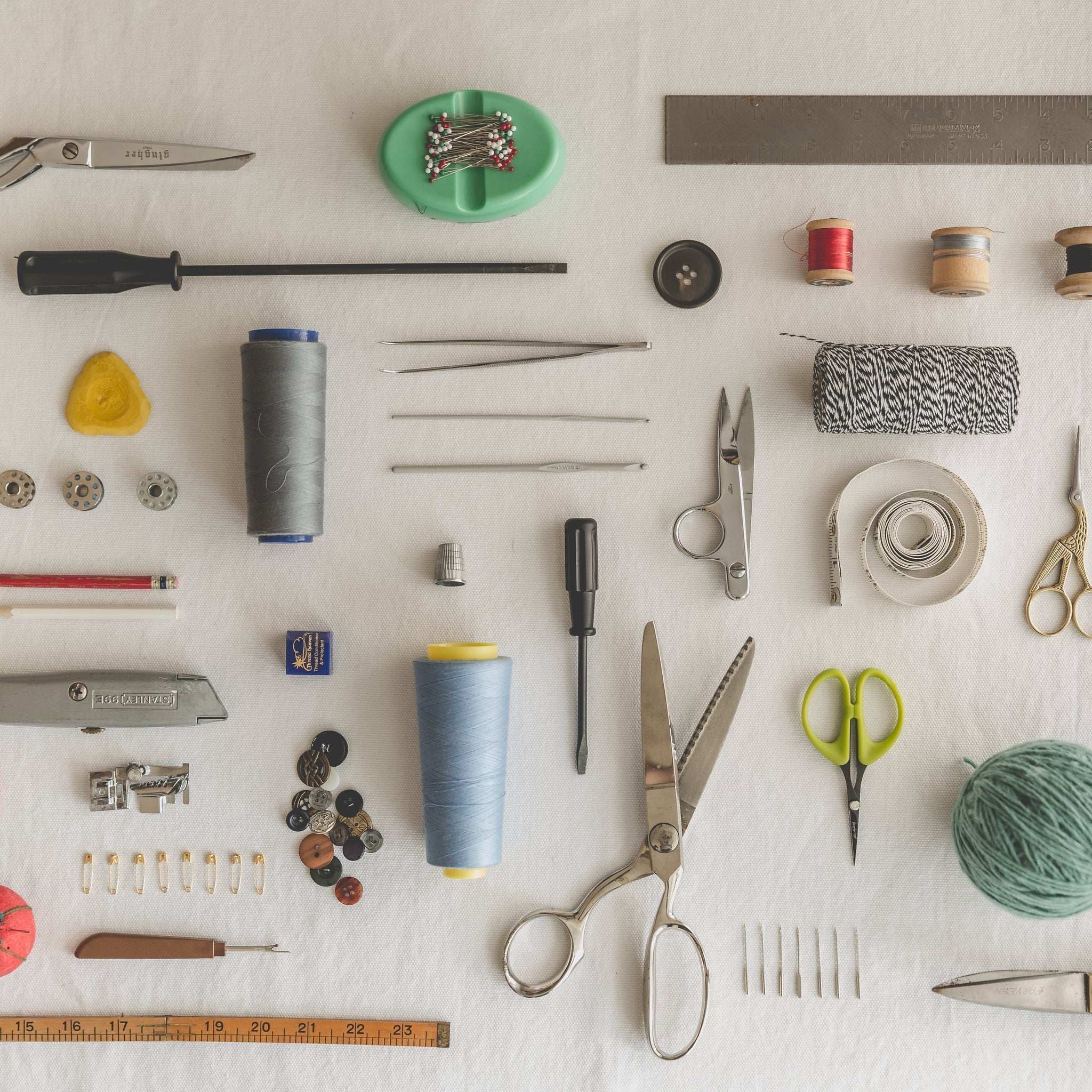 https://www.atlanticbluecanvas.com/cdn/shop/articles/sewing-tools-flatlay-knolling_a6fb3b03-4a44-4598-98fd-ee4f04cc6d78.jpg?crop=center&height=2048&v=1764602436&width=2048